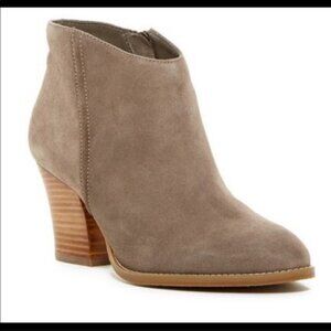 New without tags Susina Kayden Ankle Boots in Stone Suede 6.5M